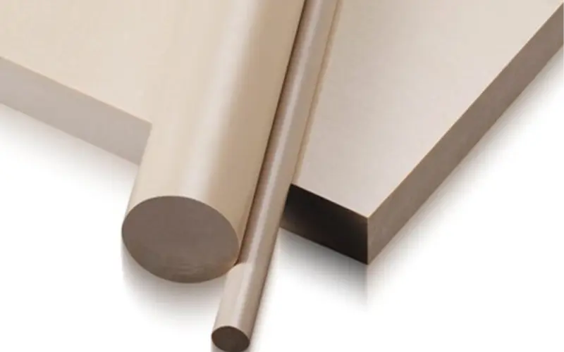 O PEEK é um polímero semicristalino de alta performance, conhecido por suas excelentes propriedades mecânicas e térmicas. Com capacidade de operar em temperaturas extremas (-60°C a 260°C), é amplamente utilizado em aplicações técnicas onde a resistência ao calor é crucial. Ideal para a fabricação de engrenagens, válvulas, raspadores, anéis de compressores, anéis de pistões, vedações, componentes para bombas, assentos de válvulas, pinos ortopédicos e outras peças que exigem desempenho superior em ambientes desafiadores.