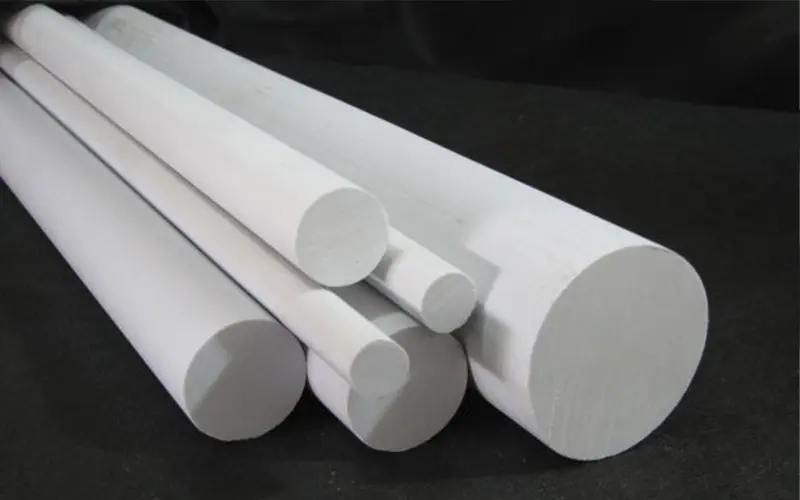 O PVC é um material produzido a partir da resina de cloreto de polivinila, conhecido por sua excelente resistência a produtos químicos, baixa absorção de umidade e a capacidade de ser soldado. Essas propriedades tornam o PVC ideal para a fabricação de tanques, conexões, válvulas e outros equipamentos utilizados na indústria química, garantindo desempenho e durabilidade em ambientes agressivos.