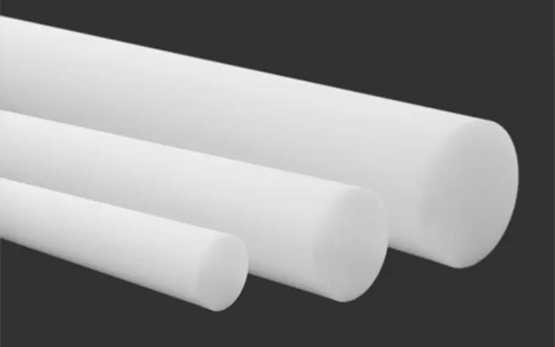 Produzido a partir do Polietileno de Alta Densidade (PEAD), este material destaca-se por ser atóxico, possuir um baixo coeficiente de atrito e oferecer alta resistência química e a impactos. Essas características tornam o Polietileno ideal para aplicações que envolvem contato com alimentos, além de ser amplamente utilizado na fabricação de componentes de máquinas, guias, perfis e outras peças que demandam durabilidade e segurança.