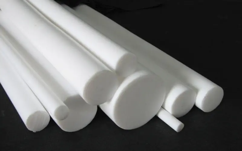 O Teflon, ou Politetrafluoroetileno (PTFE), é um material de alta performance, produzido a partir de resina de politetrafluoroetileno. Sua principal característica é a excelente resistência química, elétrica e a altas temperaturas, proporcionando ótima estabilidade dimensional e acabamento superior. Essas propriedades fazem do Teflon uma escolha ideal para aplicações em indústrias químicas, celulose, petroquímicas e outros setores. É amplamente utilizado em peças como buchas para flanges e selos de vedação, oferecendo confiabilidade e durabilidade em condições extremas.