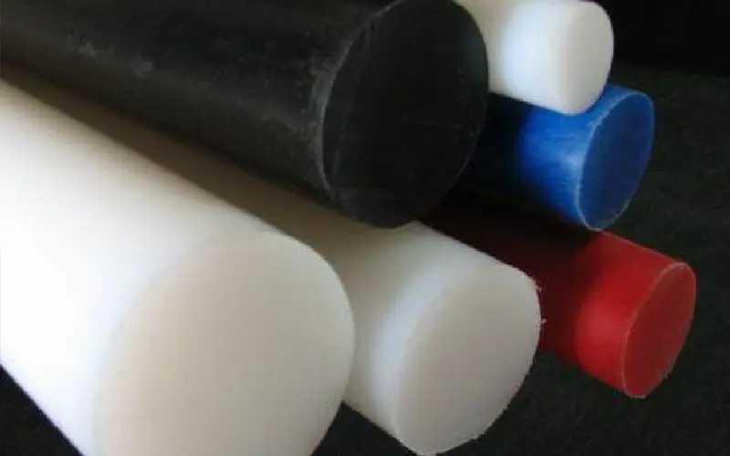 O UHMW é um material produzido a partir do Polietileno de Ultra Alto Peso Molecular, em forma de pó que pode ser prensado. Sua principal característica é a excelente resistência ao desgaste (abrasão) e ao impacto, o que o torna ideal para aplicações industriais exigentes. É amplamente utilizado nas indústrias química, alimentícia, farmacêutica e de mineração em componentes como sistemas de envase, perfis, guias de desgaste, roletes para esteiras, roscas sem-fim, revestimentos, produtos médico-cirúrgicos e placas de desgaste, proporcionando durabilidade e alto desempenho.