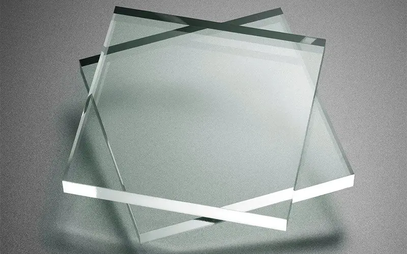 O Acrílico é um material de alto padrão, conhecido por sua excelente durabilidade e transparência. Suas propriedades óticas, físicas, mecânicas e químicas conferem grande versatilidade, permitindo sua adaptação a diversas aplicações. É amplamente utilizado na fabricação de displays, expositores, móveis, placas de sinalização, painéis decorativos, luminárias, divisórias e muitos outros projetos que exigem elegância, funcionalidade e resistência.