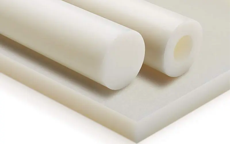 Nylon (Poliamida 6) Fabricado a partir da Poliamida 6, o Nylon é um material amplamente reconhecido por sua excelente resistência mecânica e ao impacto. Suas propriedades versáteis o tornam ideal para aplicações em engrenagens, roldanas, rodas, roletes, calços e diversos outros componentes industriais, oferecendo durabilidade e desempenho confiável em diferentes condições de uso.