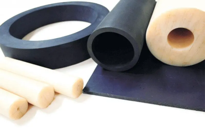 Produzido por meio da polimerização da caprolactama, o Nylon Fundido possui propriedades excepcionais, como alta resistência mecânica, química e à abrasão. Seu caráter auto-lubrificante proporciona excelente absorção de vibrações e impactos, tornando-o ideal para aplicações industriais exigentes. É amplamente utilizado em sapatas, calços para laminadoras, roletes, rodas, roldanas, polias, engrenagens e outros componentes que demandam desempenho e durabilidade superior.